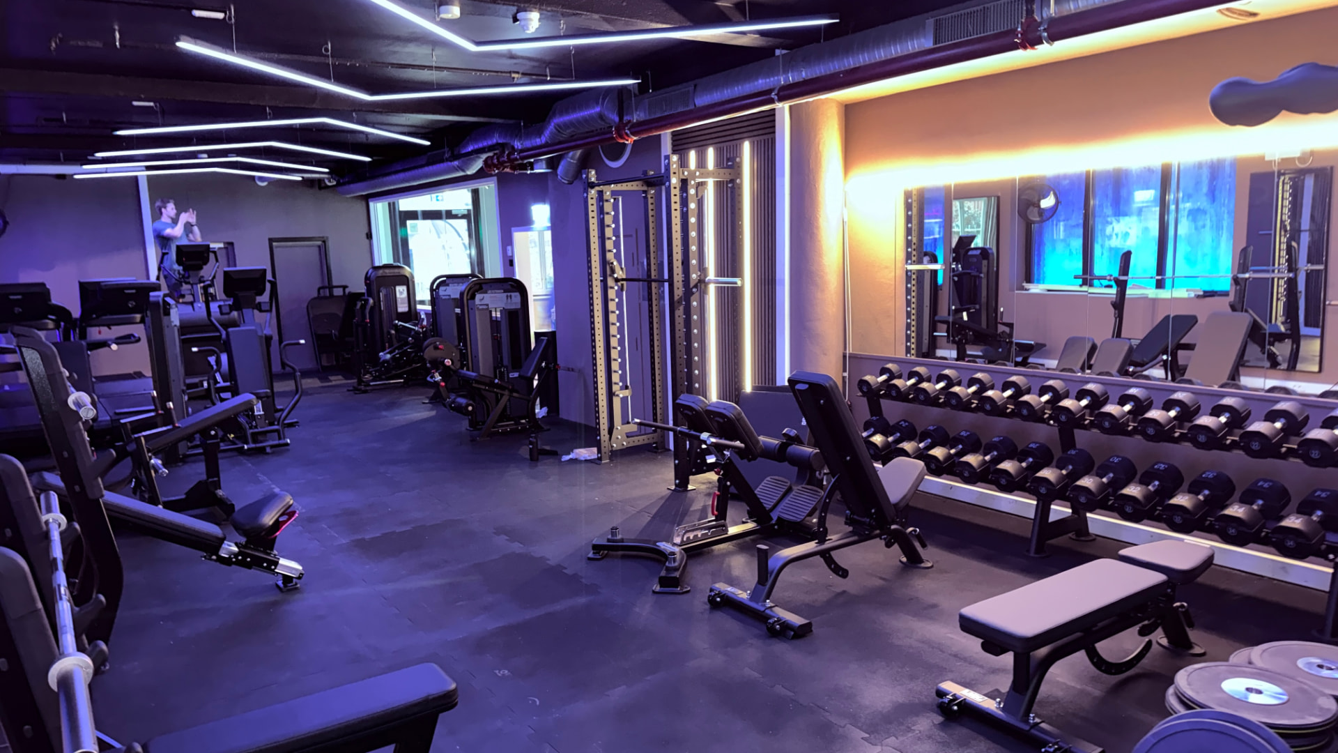 GYM Zone hos CREW med vektstativ, benker og speilvegg