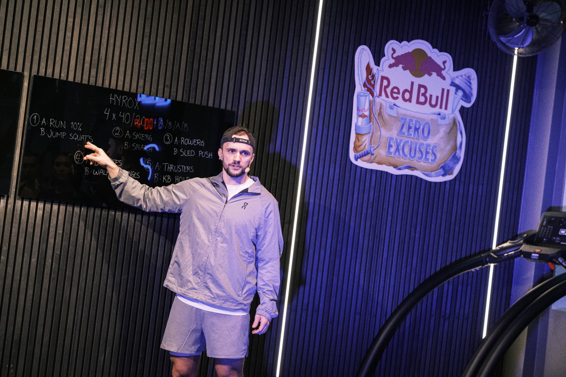 Coach følger opp en deltaker under gruppetrening hos CREW Trening Oslo