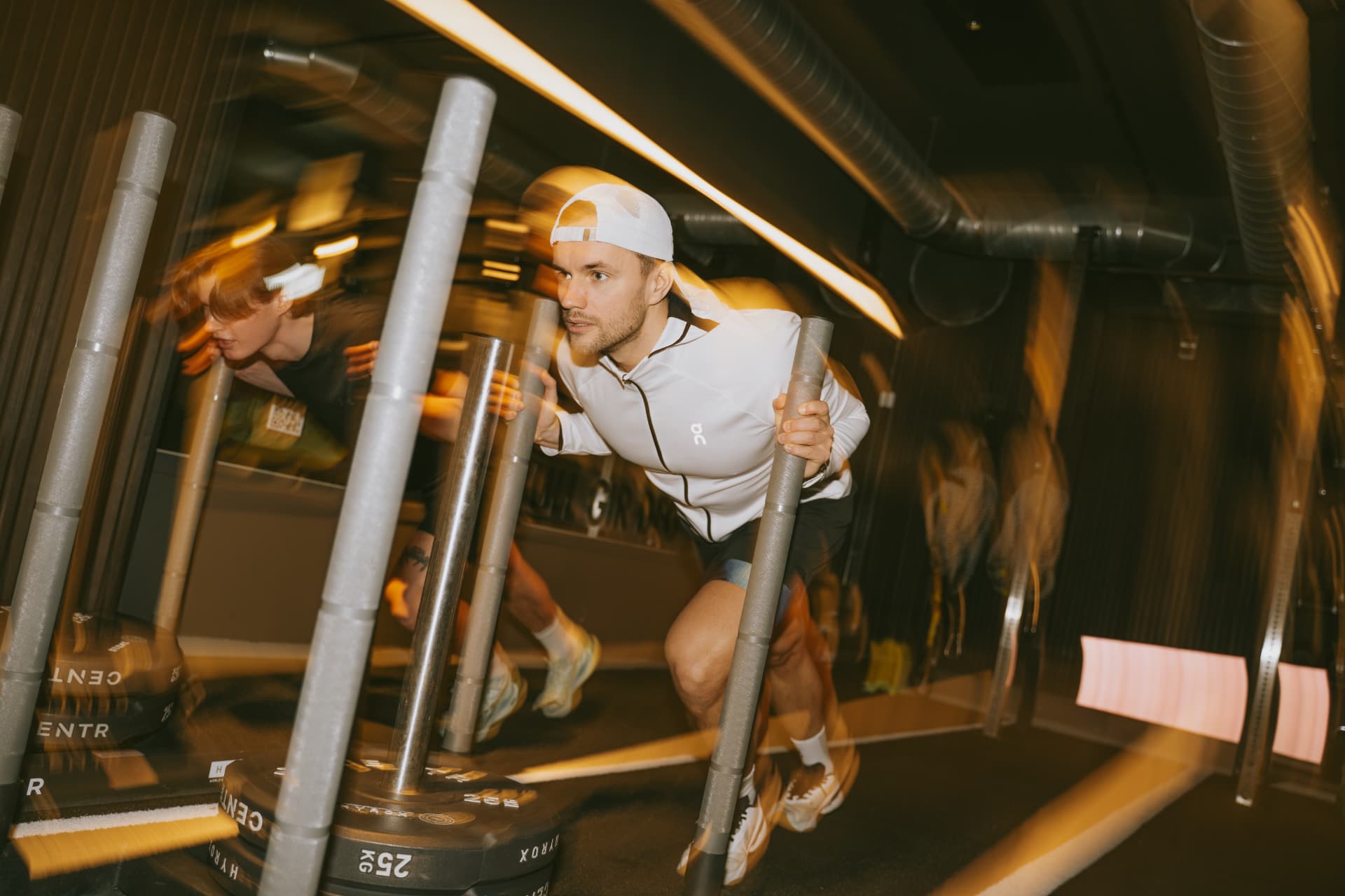 Bedriftstrening hos CREW Trening Oslo: to utøvere trener sled push sammen i studioet