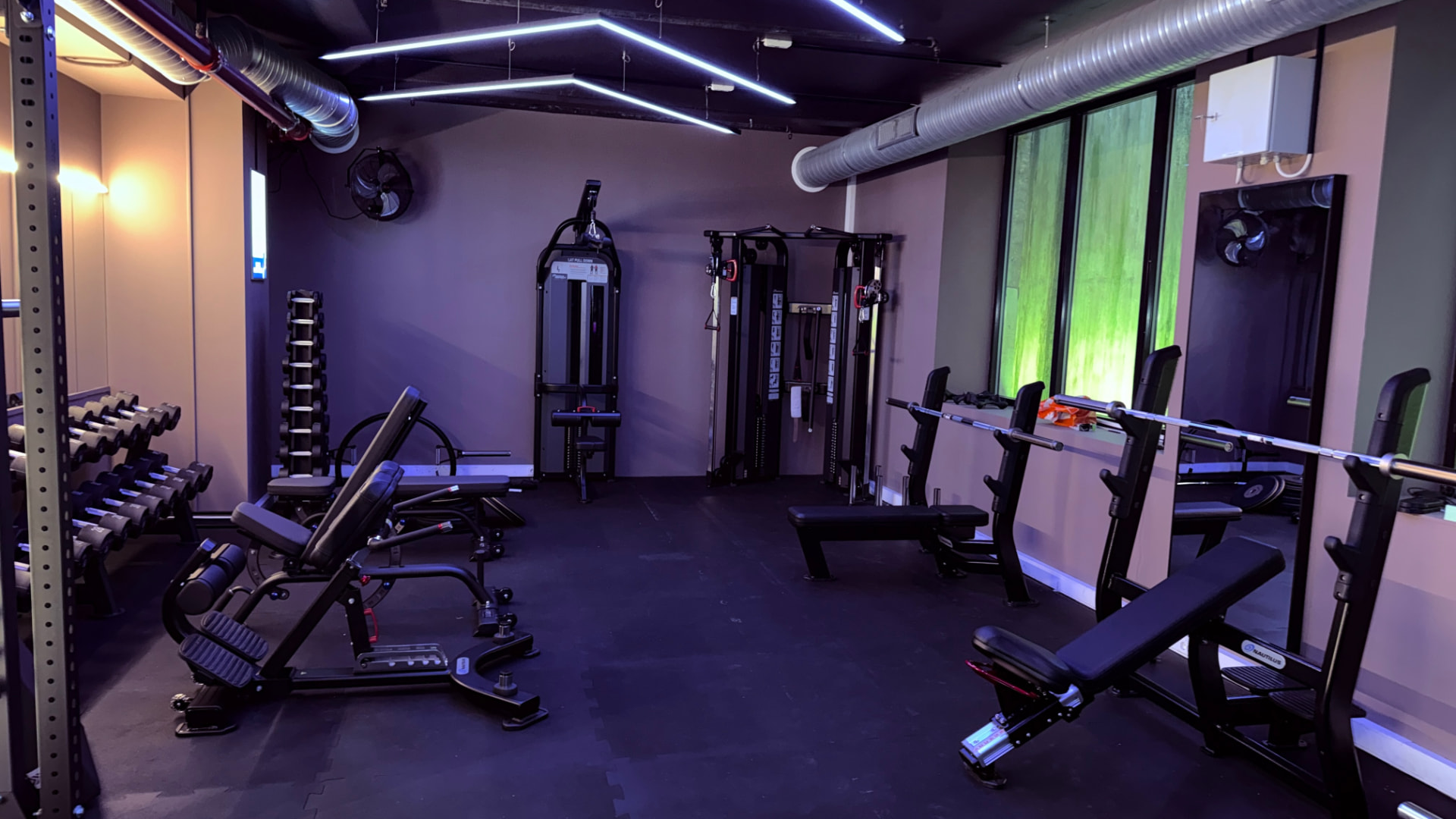 Maskinparken hos CREW med Nautilus og GYM80